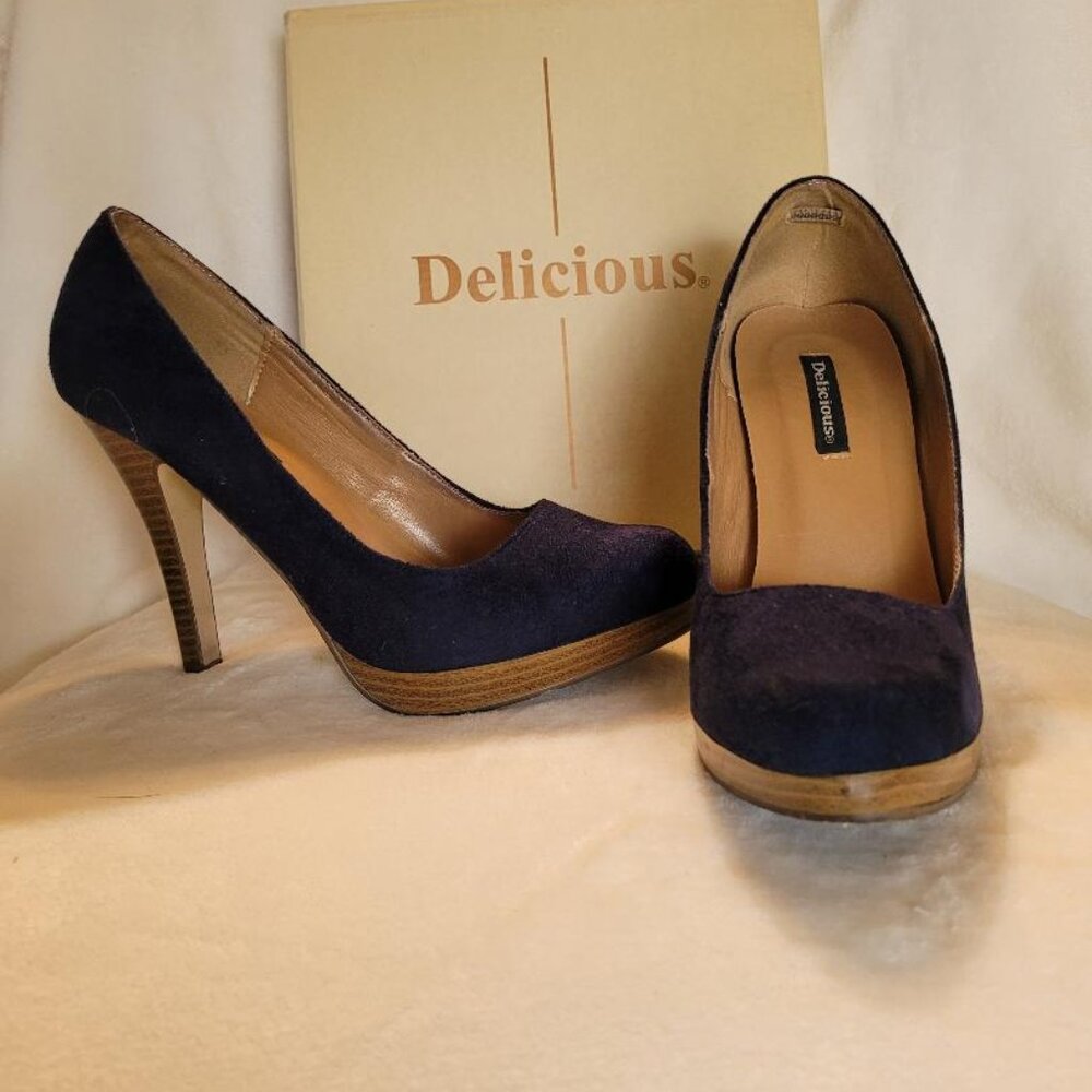 Delicious, size 9, navy suede